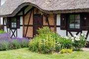 REETDACH FERIENHAUS IN GĄSKI MIT GEPFLEGTEM GARTEN