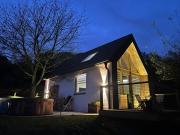 Hiška pod črešnjo