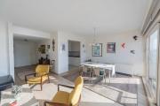 Seaview Apartment on the Beach - Free Parking