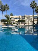 Palm Paradise retreat: 2Bedroom apt with Pool View