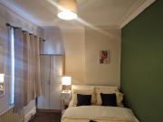 House - Sleeps 4 - Garden - Parking