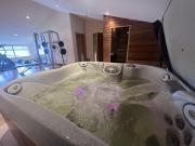 2 Bed Flat - Sleeps 4 - Pets - Hot Tub - Gym