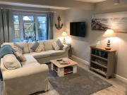 The Hut- Private 1 Bed Guesthouse in Lymington Town Centre, garden & parking