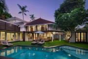 Private 7 Bed, 7,5 Bath, Hazel Villa with Pool, close to the beach