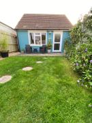 The Hut- Private 1 Bed Guesthouse in Lymington Town Centre, garden & parking