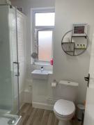 Stylish & Modern Central Studio Apartment Free parking