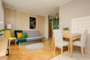 Floral Green Apartment with Balcony near Warszawa Gdańska by Renters