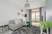 Bright Apartment with Balcony and FREE GARAGE Poznań by Renters