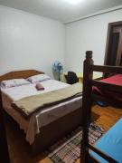 Quarto superior com sacada.