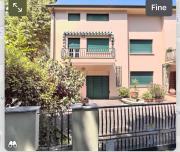 Villetta centro Imola 4 persone in matrimoniale, una piazza e mezzo e un singolo con parcheggio privato gratuito