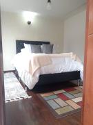 Habitación central con balcón, baño privado y parqueadero