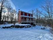 Nature retreat with HOT TUB and lake access & watercraft