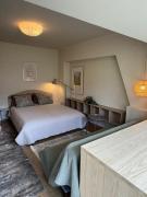 Luxury Studio near University Square