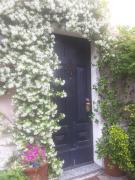 Casa Mari - free secure parking, breakfast, private bathroom, wifi, garden, aircon, 5 min walk to metro and train station