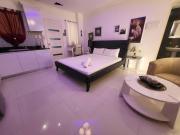 Sheryll Escapes - Kandi studio, 6th floor, outdoor seating, smoking area!