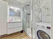 1 min to beach bedroom flat with 2 AC and parking in summer