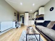 Lovely 4 bed (sleeps 8) apartment close to city