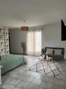 Grand studio avec véranda et parking