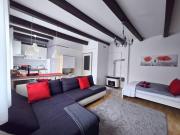 Cozy Nest Hideaway near Grand Boulevard bus line 9