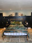 Clifton Georgian Townhouse, Downstairs Ensuite Room & Light Plant Based Breakfast