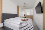 Beautiful & Spacious 1 Bedroom Apartament with Balcony by Renters