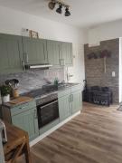 Pauls Hexenhaus Wohnung Hexe mit Fahrrad Garage und Innenhof für Motorräder