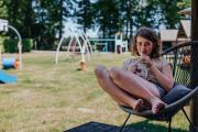 Safaritent bij speeltuin voor gezinnen op groen rustig park op de Veluwe