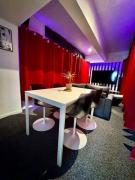 Expérience cinéma immersif dans appartement rénové près de Montmartre