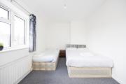 Dagenham Self Catering 4BedHouse sleeps up to 8 with Free Wifi and Free Parking