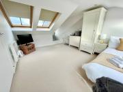 Bright Quiet Loft Room EnSuite Serene Clapham area