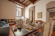 "Aurora" Renaissance Suite, palace from 1400, AC bedrooom, new BTH, near to Uffizzi Gallery, pivot location, walking distance from everything