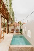 Serene Pool & Skylight Bathtub in Canggu, 5mins walk to the Beach