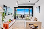 Ovation - New Footscray Apt w parking & pool