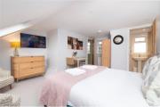 Cosy Loft Retreat, King Bed, En-suite, Kitchenette, Homestay