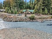 The River House- Riverfront Cabin-hot tub, gazebo!