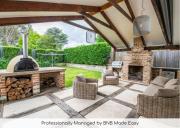 Benview Cottage - CBD, Sleeps 8, Pizza Oven