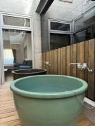 EarthVeloビル一棟貸しでフルリノベ済み各階に風呂トイレありで好立地でコスパ最高をめざしている宿です