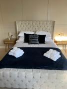 Chic seaside apartment