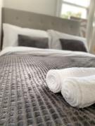 Evo 1 Bedroom Apartment 3 mins walk Mile End Station,Queen Mary University, Hospital