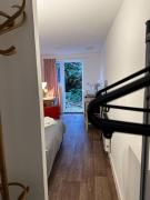 Garden Apartment with free Parking and EV