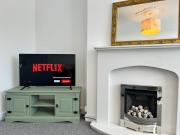 Montrose House 3 bedroom home with Parking