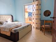 Sarahs Apartments - 5 min walk to Beaches & Boulevard - big balcony!