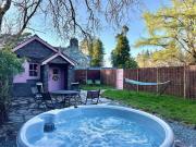 Tiny Romantic Retreat with Hot Tub on a Country Estate near Cardigan Bay in Eryri Snowdonia