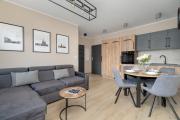 Cosy and Bright Apartment with Parking in Poznan by Renters