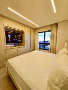 Alto Luxo - Cama King Simmons e 2 Smartv