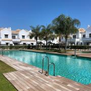3 Bed Flat - Sleeps 6 - Pool - Garden - Parking