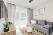 Gustowny Apartament z Parkingiem i Balkonem w Kolobrzegu by Renters