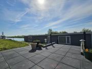 Luxe woonboot in de natuur aan doorgaand vaarwater