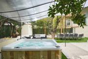 VILLA DES PERGOLAS -6 Bdrs - 5 bathrs -Parking -Jardin -JACUZZI -TRAMstation , 10 min beach