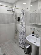 BGC Beautiful Large 1 Bedroom Condo Sleeps 3 Adults